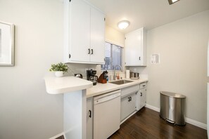 Refrigerador, horno, parrilla de estufa y lavavajillas 