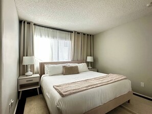 2 quartos, ferros/tábuas de passar roupa, berço de viagem