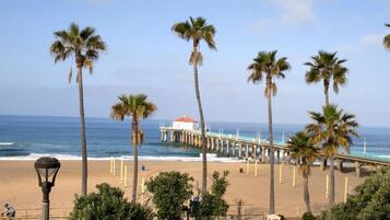 Una spiaggia nelle vicinanze, lettini da mare, teli da spiaggia