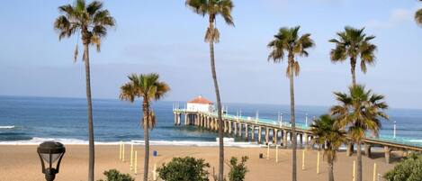 Plage à proximité, chaises longues, serviettes de plage
