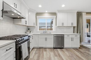 Private kitchen - Family 4-bedroom house in Vancouver. Sauna & year-round deck (Vancouver)