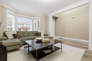 Smart TV - Family 4-bedroom house in Vancouver. Sauna & year-round deck (Vancouver)