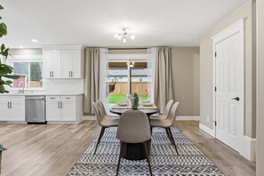 Dining - Family 4-bedroom house in Vancouver. Sauna & year-round deck (Vancouver)
