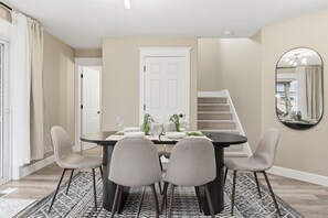 Dining - Family 4-bedroom house in Vancouver. Sauna & year-round deck (Vancouver)