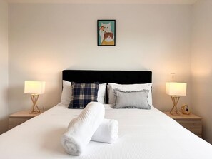 2 عدّة غرف نوم ومكواة/لوح كي وواي فاي وملاءات أسرّة