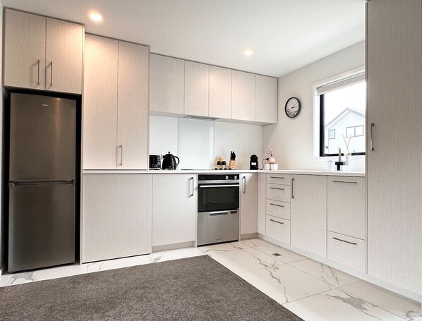 ثلاجة، ميكروويف، فرن، موقد طهي مسطح