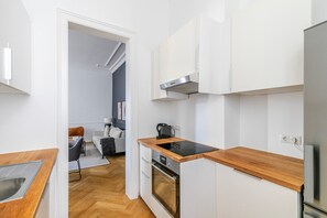 Fridge, microwave, oven, stovetop - Blueground | Josefstadt, washer/dryer, nr Votivkirche (Vienna)