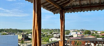 Ayangue Hideaway — Spacious, Air-Conditioned & Near the Beach