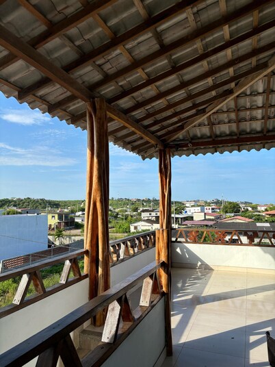 Ayangue Hideaway — Spacious, Air-Conditioned & Near the Beach
