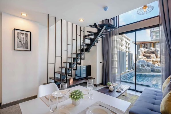 Deluxe Loft, Pool View | Living area