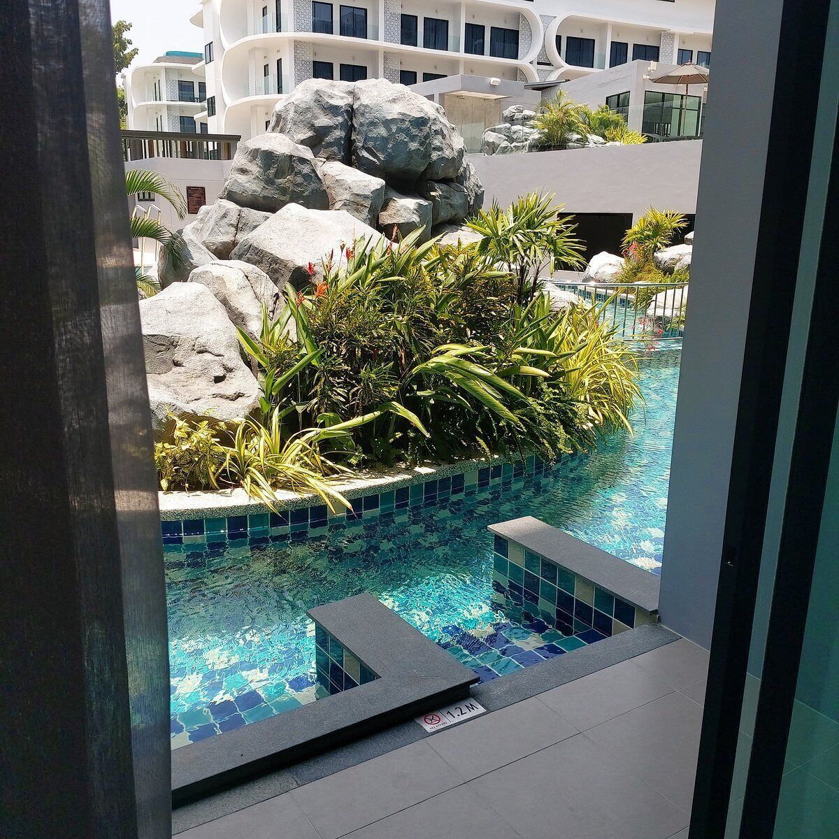 3 piscines extérieures, chaises longues