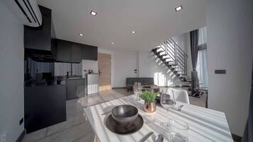 Deluxe loft, uitzicht op zwembad | Woonruimte