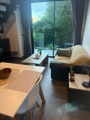 Loft estàndard, vistes al jardí, zona enjardinada | Sala d'estar | Televisor intel·ligent de 43 polzades amb canals digitals i Netflix 