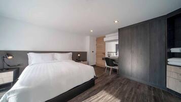 Een bureau, een laptopwerkplek, gratis wifi