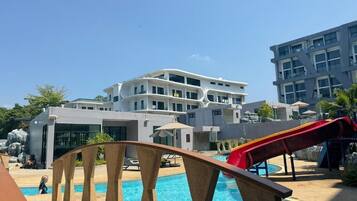 3 buitenzwembaden, ligstoelen bij het zwembad