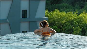 3 piscines extérieures, chaises longues