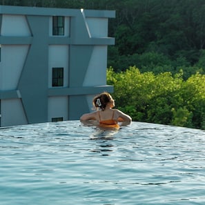 3 สระว่ายน้ำกลางแจ้ง, เก้าอี้อาบแดดริมสระ