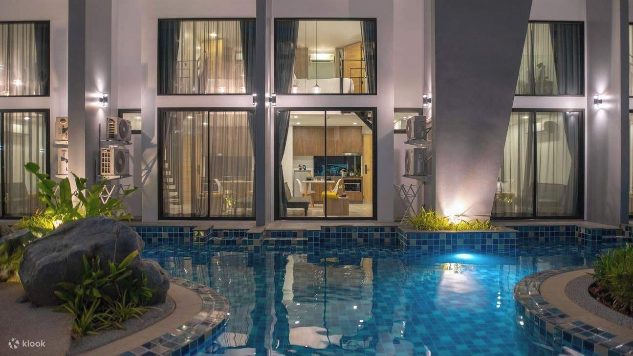 3 個室外泳池；躺椅