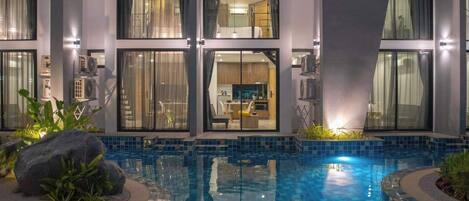 3 個室外泳池;躺椅