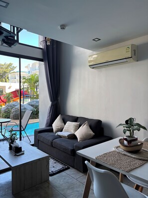 Loft Deluxe, 1 habitación, junto a la piscina | Zona de estar | Smart TV de 43 pulgadas con canales digitales, Netflix