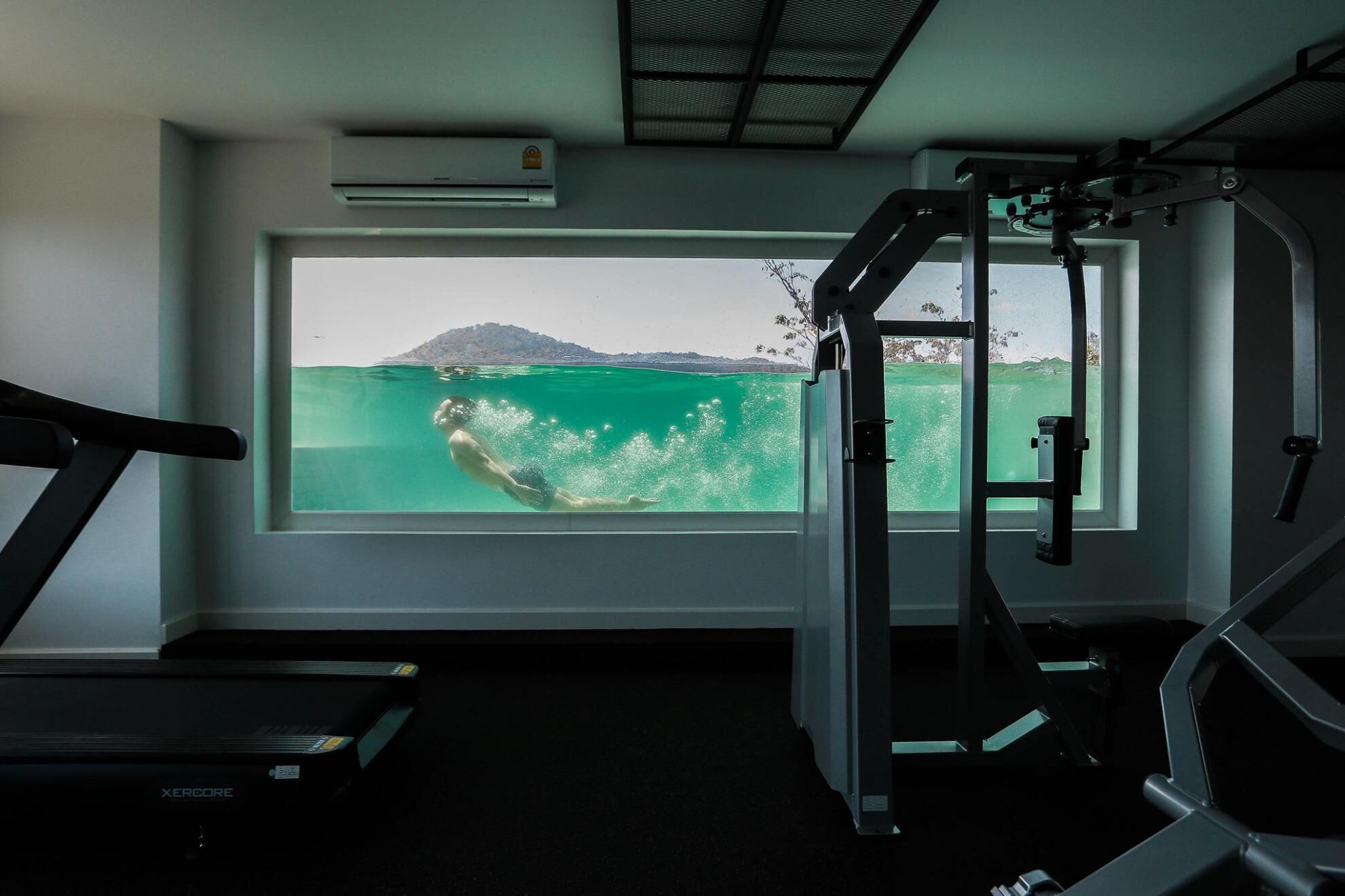 3 สระว่ายน้ำกลางแจ้ง, เก้าอี้อาบแดดริมสระ