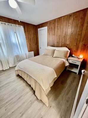 2 soveværelser, pengeskab på værelset, skrivebord, strygejern/strygebræt