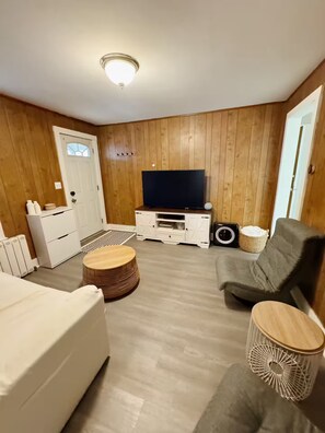 Zimmersafe, Schreibtisch, Bügeleisen/Bügelbrett, Reisekinderbett