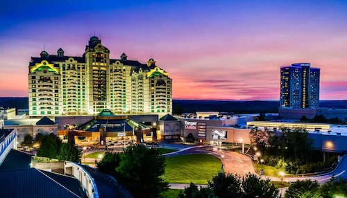 Escape to the Thames: Quaint Groton Retreat