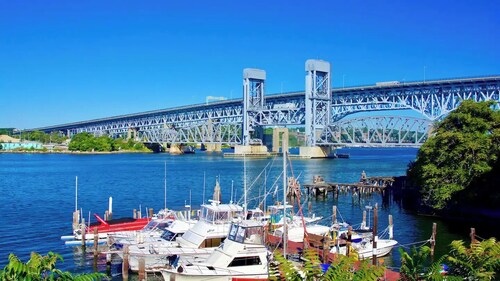 Escape to the Thames: Quaint Groton Retreat