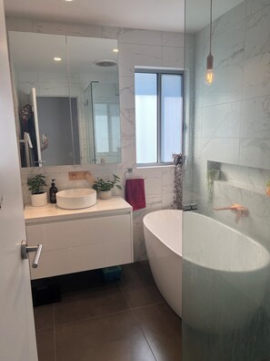 Hair dryer, towels, soap, toilet paper - Bayview on Smythe (Portarlington)