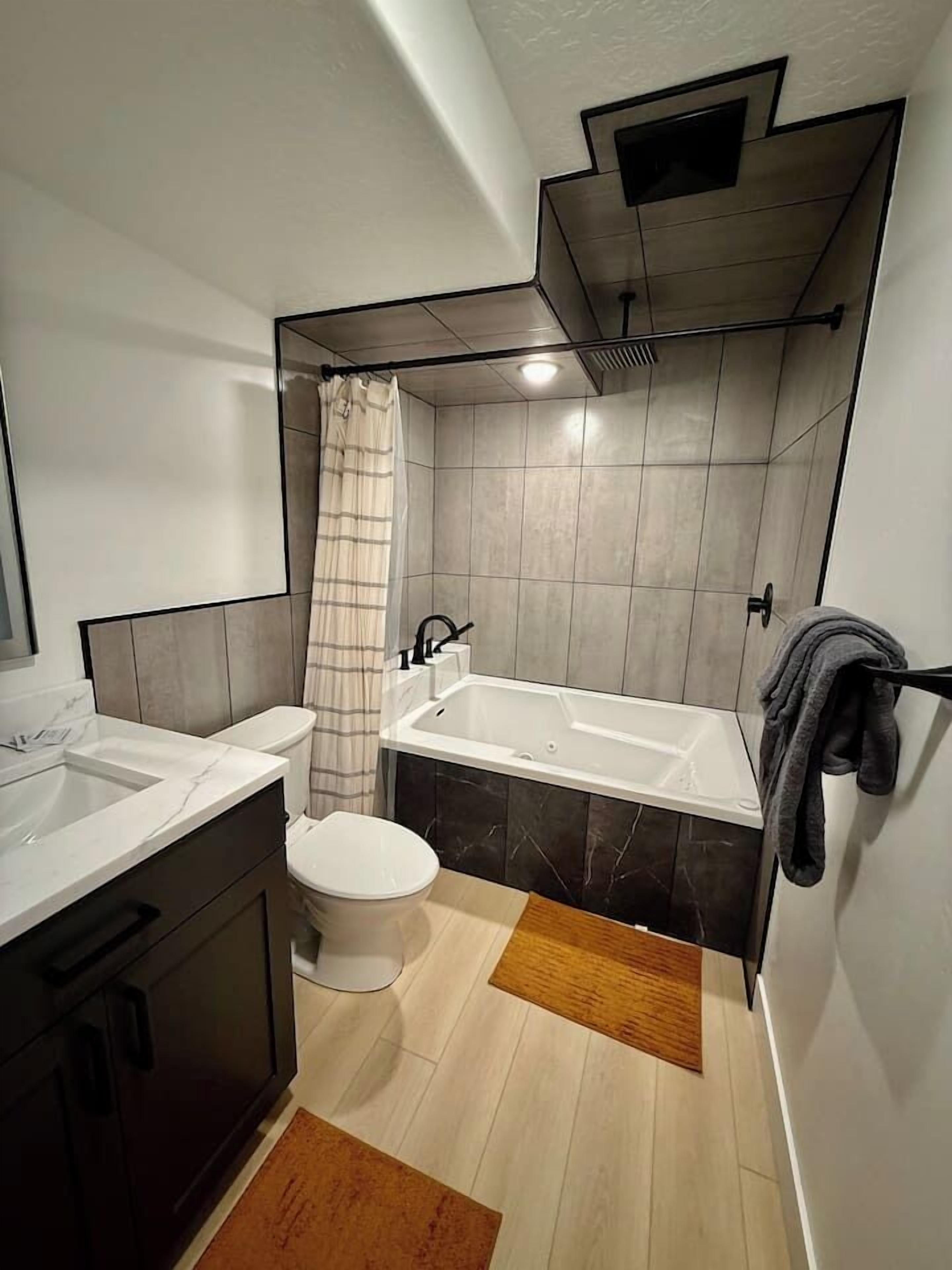Shower, jetted bath, hair dryer, towels