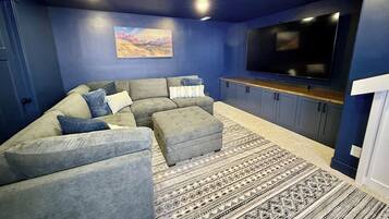 Smart-TV, Bücher, Stereoanlage