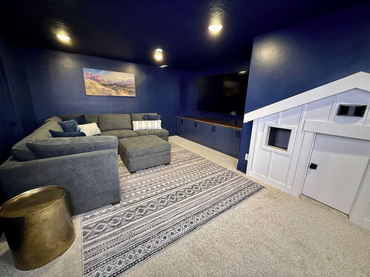 TV connectée, livres, chaîne hi-fi