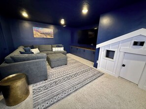 Smart TV, livros, aparelho de som