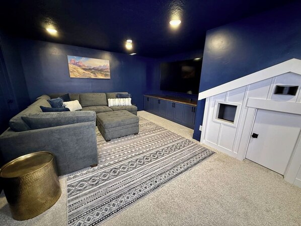 Smart-tv, boeken en een stereo