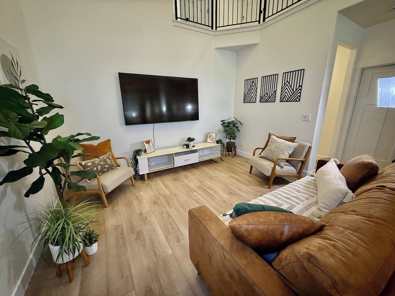 Smart TV, books, stereo