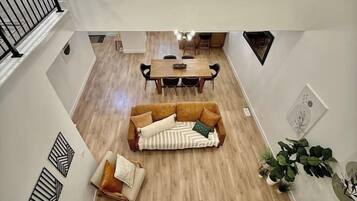 Smart-TV, Bücher, Stereoanlage