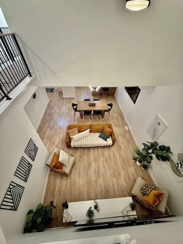 Smart TV, livros, aparelho de som