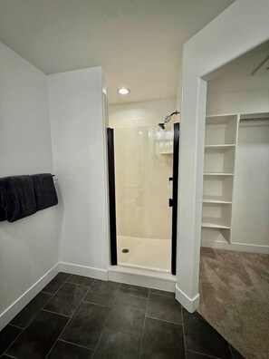 Shower, jetted tub, hair dryer, towels - Wasatch View Getaway | Theater & Spa Suite (Herriman)