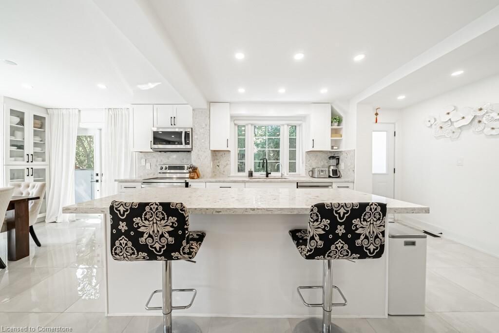 Four à micro-ondes, un four, surface de cuisson, lave-vaisselle