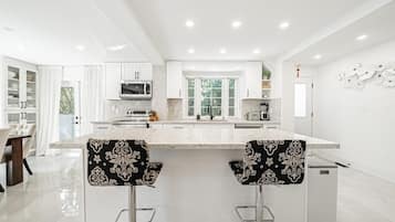 Four à micro-ondes, un four, surface de cuisson, lave-vaisselle