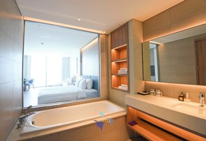 Jetted tub, hair dryer, bidet, towels