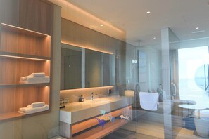 Baignoire à jets, sèche-cheveux, bidet, serviettes fournies