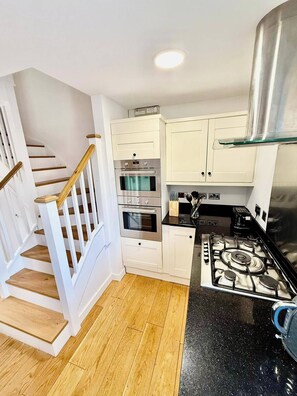 ثلاجة، ميكروويف، فرن، موقد طهي مسطح