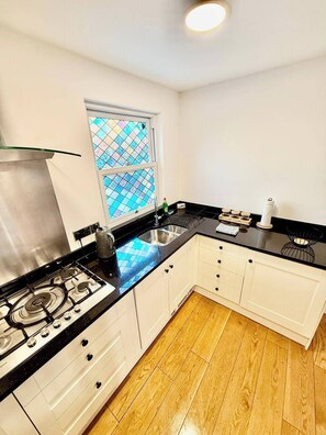 Frigorífico, microondas, horno y placa de cocina