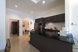 Villa - 3 sovrum - privat pool - utsikt mot trädgården | Eget kök | Stort kylskåp, mikrovågsugn, ugn och spishäll