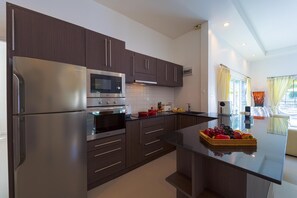 Villa, 3 Bedrooms, Private Pool, Garden View | Private kitchen