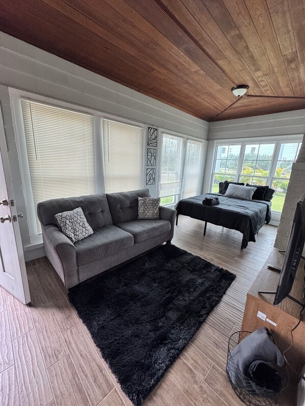 TV - Delightful studio with AC in Land O' Lakes (Land O' Lakes)