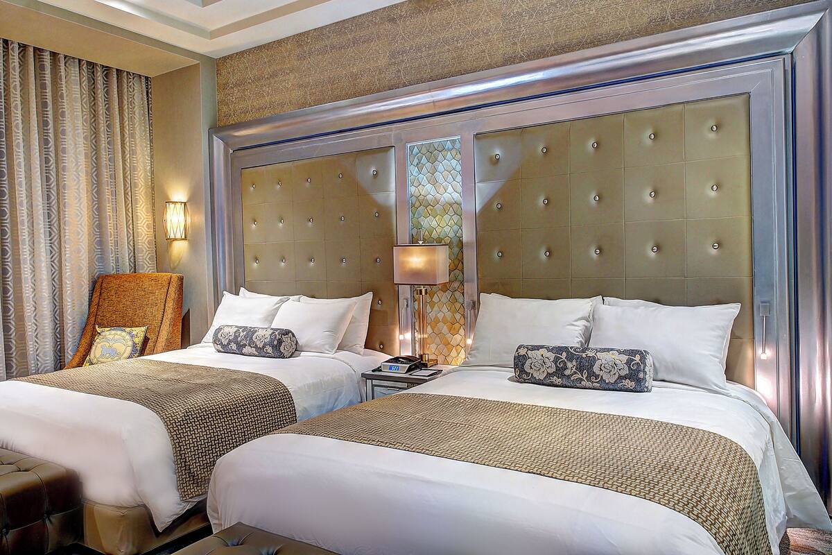 Medallion Room, Non Smoking | In-room safe, blackout drapes, iron/ironing board, free WiFi