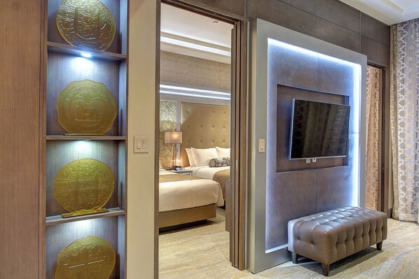 Executive Suite, Non Smoking | In-room safe, blackout drapes, iron/ironing board, free WiFi